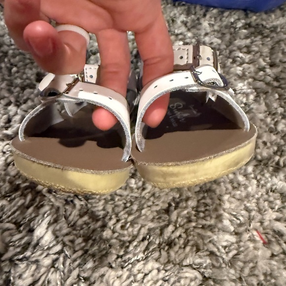 Chic White Kids Sandals - Picture 1 of 2